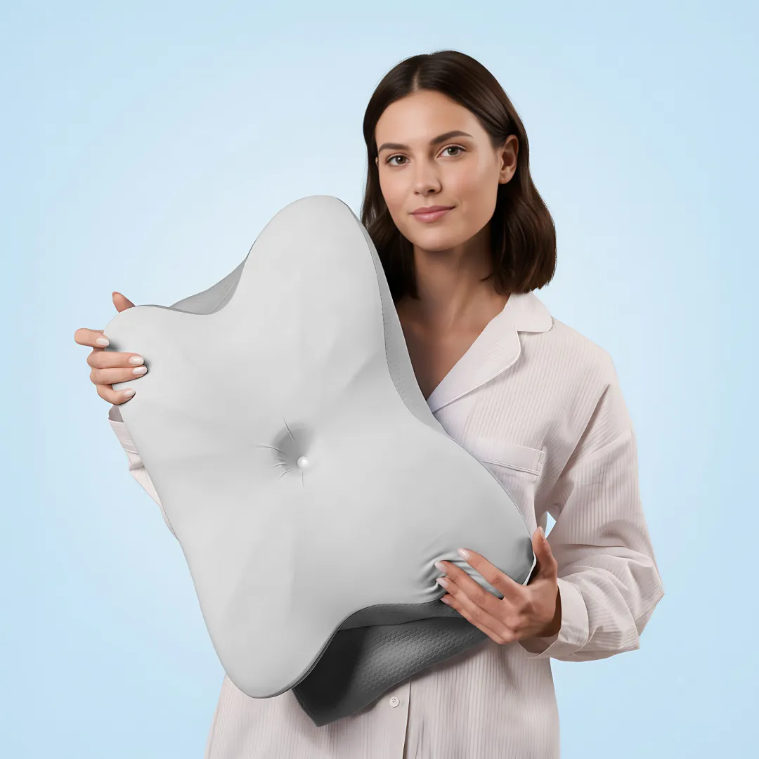 Kvinde sover fredeligt på The Sleepr ergonomisk sommerfuglepude