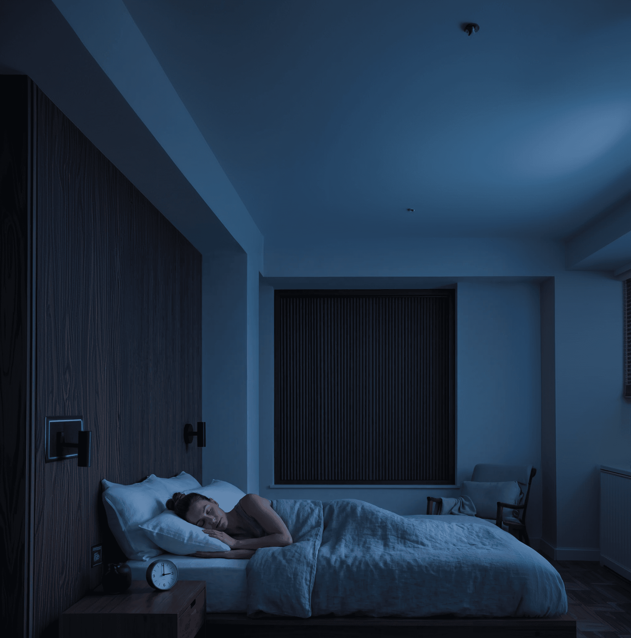 Sleepr-mørklægningsgardinet lukkes vandret i et lyst soveværelse, indtil vinduet er mørklagt